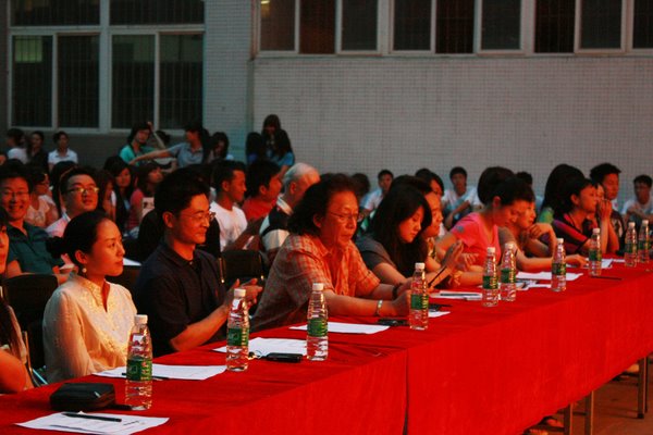 学院领导及教师代表在主席台就坐